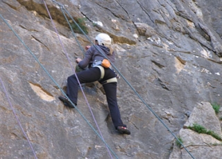escalando en pared de roca